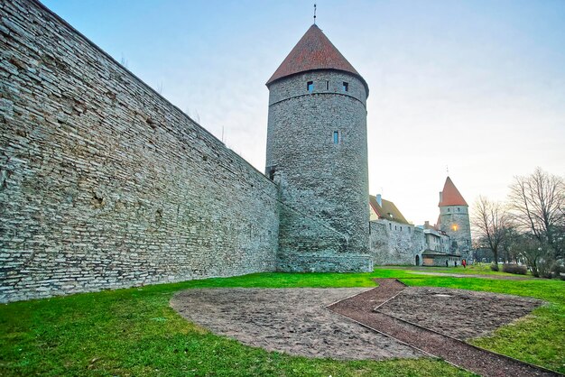 Tours du mur de la ville dans la vieille ville de Tallinn en Estonie en hiver