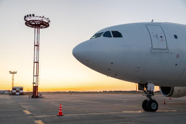 Tours d'éclairage et avion à l'aéroport