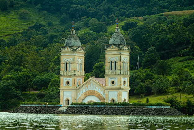 Tours de l'église submergée de la ville d'Ita à Santa Catarina