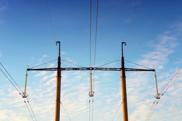 Tours et fils à haute tension contre le ciel bleu. Filet électrique