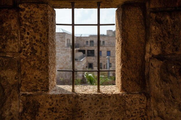 Tours de guet de mur de ville pendant un jour nuageux et ensoleillé