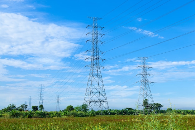 Tours à haute tension.