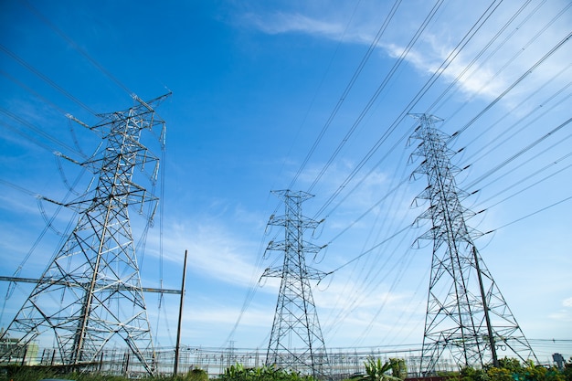 Tours à haute tension.