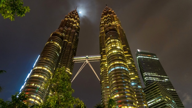 Tours jumelles Petronas à Kuala Lumpur la nuit, Malaisie.