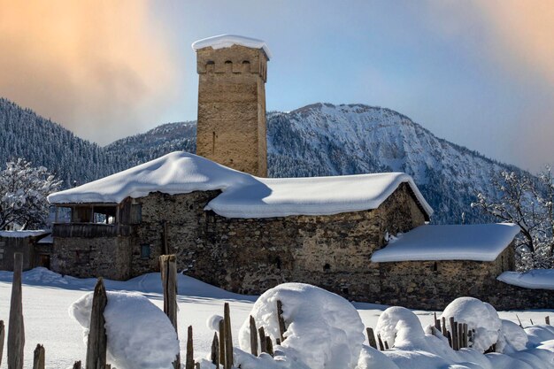 Tours et maisons traditionnelles Svan entourées par les hautes montagnes du Caucase Svaneti Géorgie