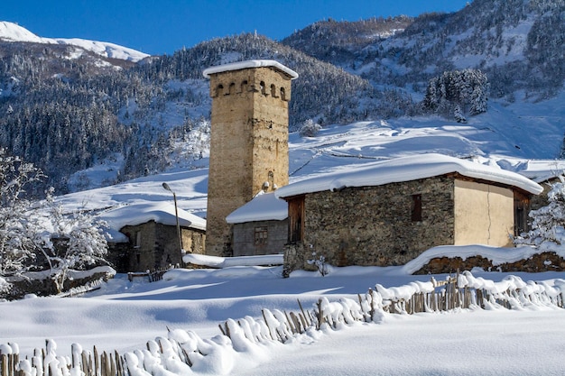 Tours et maisons traditionnelles Svan entourées par les hautes montagnes du Caucase Svaneti Géorgie