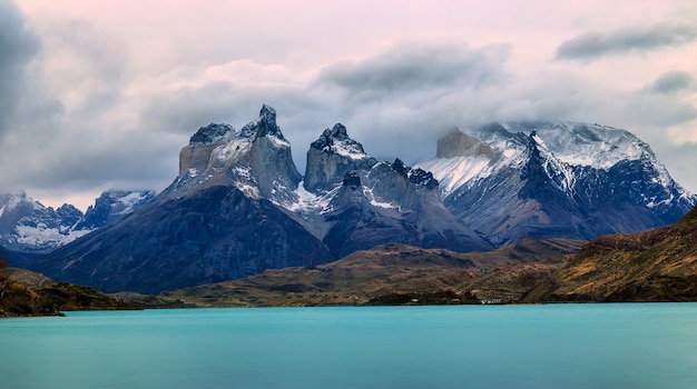 Photo tours de paine et du lac pehoé dans le parc national de torres del paine, chili, patagonie