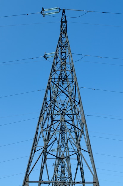 Tours pour lignes de transport d'énergie haute tension