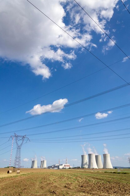 Photo tours de refroidissement à l'autosuffisance énergétique des centrales nucléaires, réduction des émissions de serre et concept de réchauffement climatique