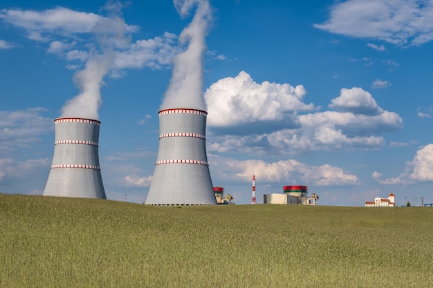 Tours de refroidissement de centrale nucléaire contre le ciel bleu