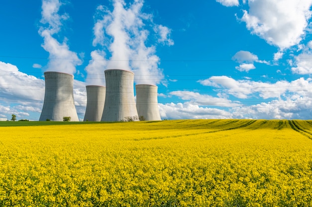 Photo tours de refroidissement d'une centrale nucléaire dans le magnifique paysage de la centrale nucléaire de dukovany
