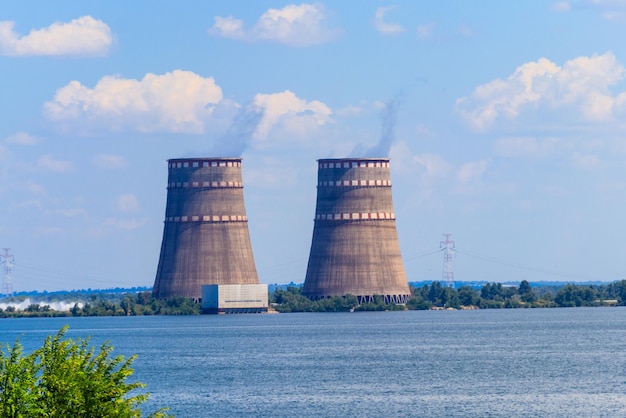 Tours de refroidissement de la centrale nucléaire de Zaporijia à Enerhodar