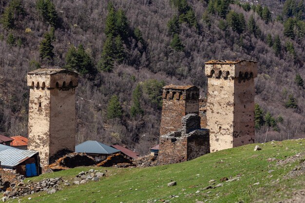 Tours de roche et vieilles maisons à Ushguli, Géorgie