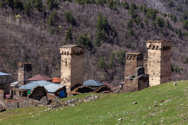 Tours de roche et vieilles maisons à Ushguli, Géorgie