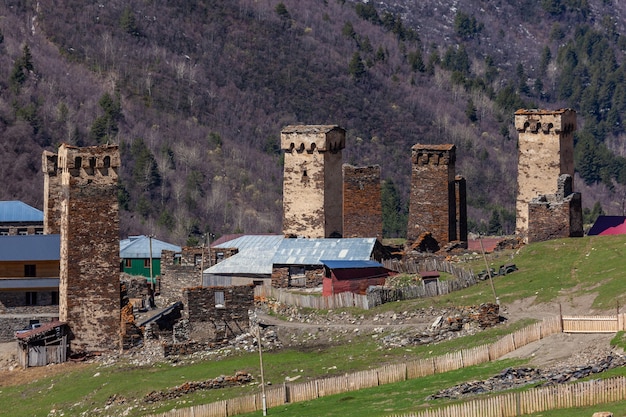 Tours de roche et vieilles maisons à Ushguli, Géorgie