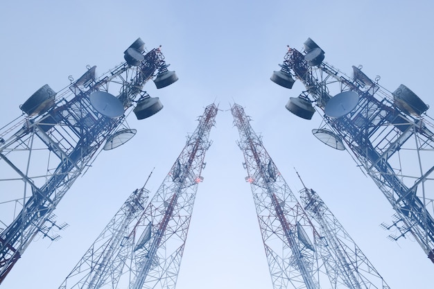 Tours de télécommunication avec antennes