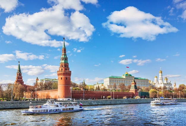 Tours et temples du Kremlin et bateaux de plaisance sur la Moskova à Moscou