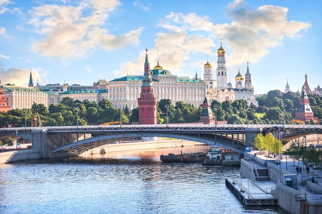 Tours et temples du Kremlin à Moscou et la rivière Moskva un matin ensoleillé d'été