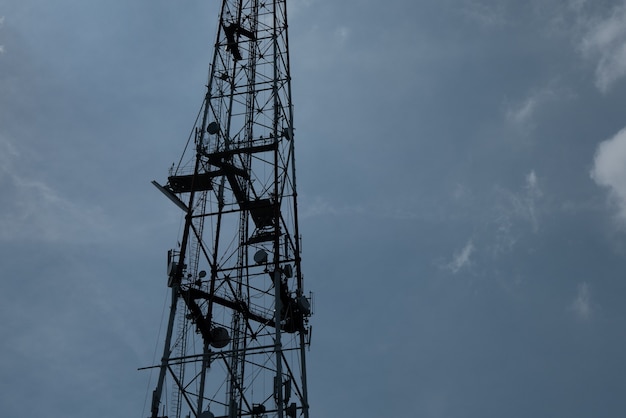 Tours de transmission et de communication du signal TV Silhouette sur fond de ciel nuageux