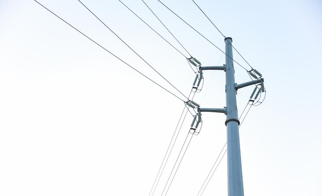 tours de transmission d'électricité contre un ciel spectaculaire symbolisant la connectivité énergétique et la techno