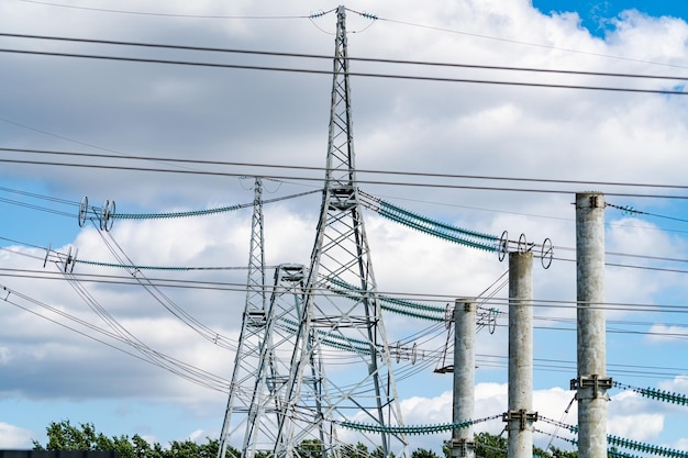 Tours de transmission de puissance à haute tension. Industrie de la distribution électrique.