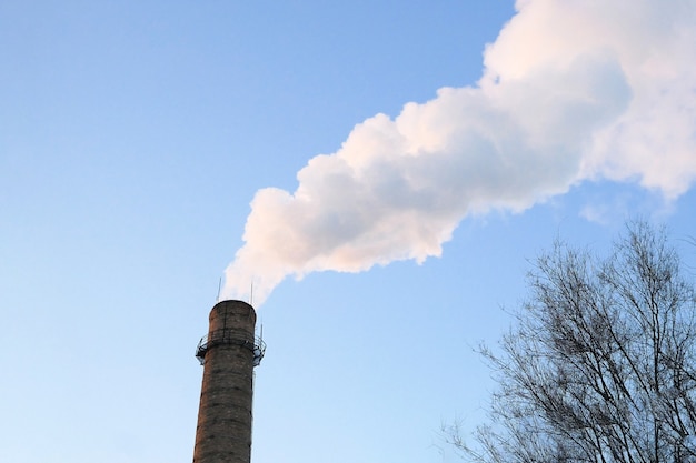 Tours de l'usine chimique de la centrale nucléaire contre le ciel bleu, gros plan