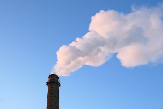 Tours de l'usine chimique de la centrale nucléaire contre le ciel bleu