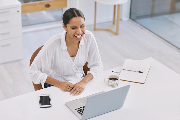 Tous les mecs fouettent mon charme pour tous les yeux Photo d'une femme d'affaires lors d'un appel vidéo dans un bureau moderne