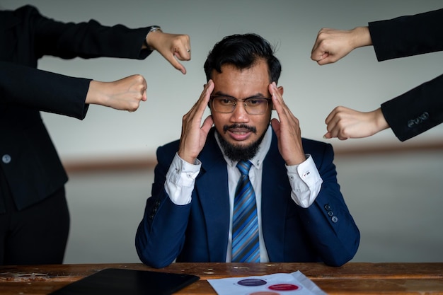 Tous vos amis vous blâment Un homme d'affaires anxieux a été jugé par beaucoup en soulignant ses émotions humaines négatives