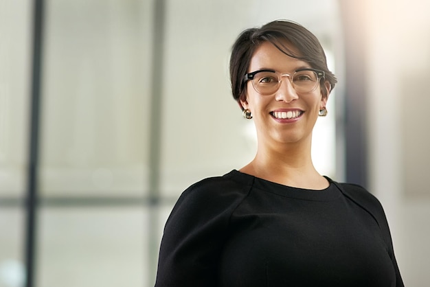 Tout a commencé par une opportunité Portrait d'une jeune femme d'affaires confiante debout dans un bureau