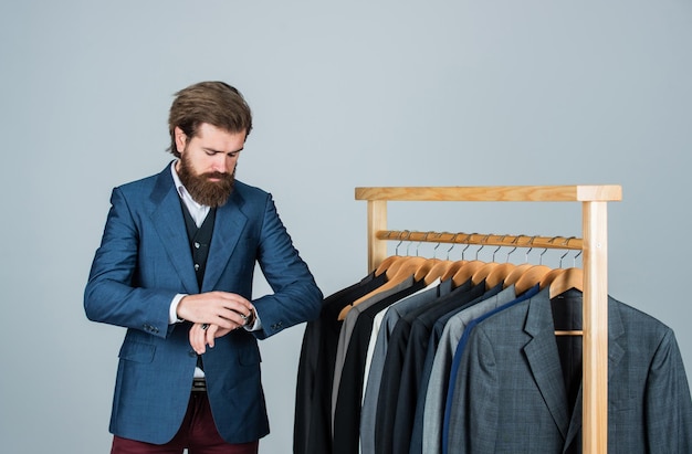 Tout doit être parfait Homme commandant un costume posant à l'intérieur Mesures sur mesure homme homme élégant à l'espace de travail Studio de design de mode Créateur de mode masculin