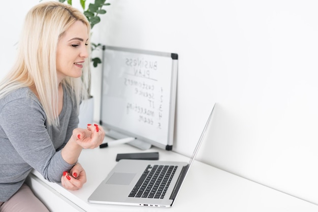 Tout doit être planifié. Jolie jeune femme écrivant quelque chose sur le tableau noir. femme écrivant un plan d'affaires.