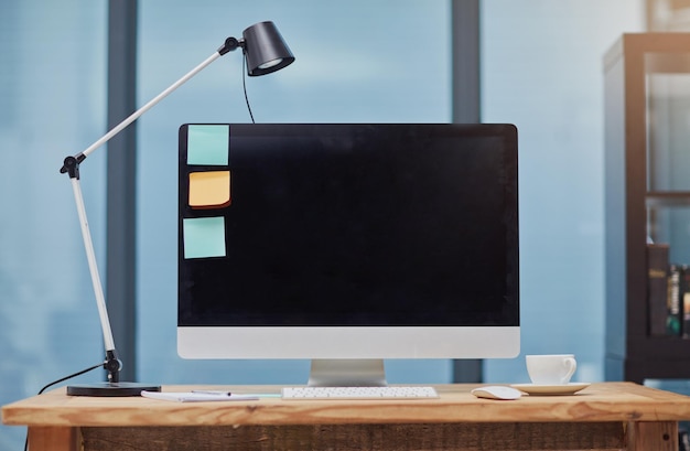 Tout ce dont vous avez besoin pour gérer votre entreprise Still Life shot d'un ordinateur à un poste de travail dans un bureau