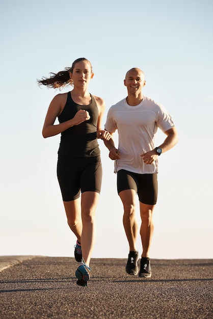 Tout est question d'endurance Plan complet de deux jeunes coureurs s'entraînant à l'extérieur