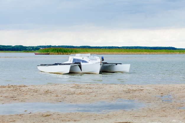 Tout nouveau catamaran à voile en excursion quotidienne sur des eaux peu profondes