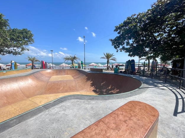 Le tout nouveau skate park et bowl qui se trouve maintenant sur la passerelle entre la plage de Kuta et la plage de Legian