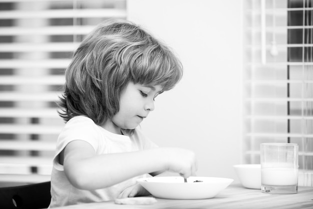 Tout-petit enfant garçon caucasien mangeant une soupe saine dans la cuisine une alimentation saine pour les enfants