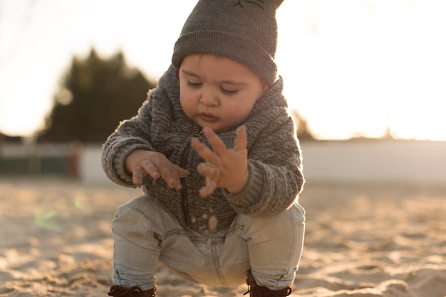 Tout-petit explorant la nature - Sunset Light