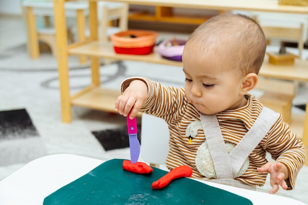 Tout-petit faisant des formes avec PlayDoh