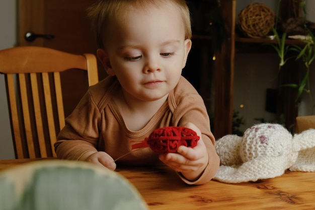 Tout-petit garçon avec une décoration en forme de coeur à la maison