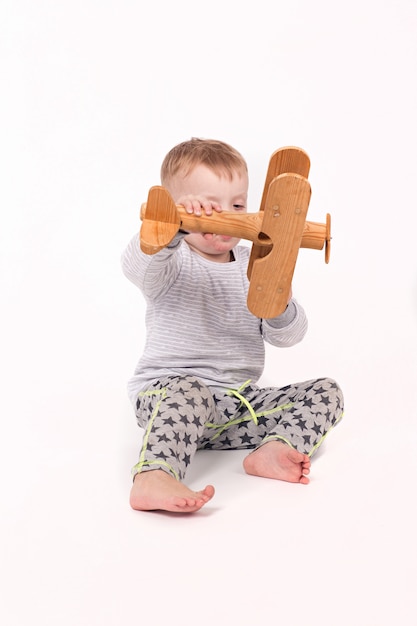 Photo tout-petit mignon avec dermatite avec avion sur backgorund blanc