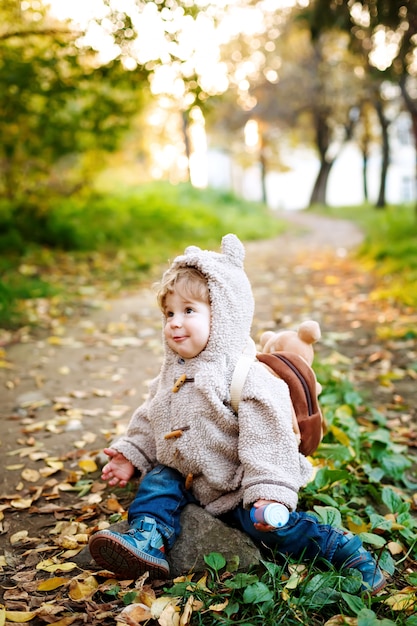 Tout-petit mignon à la nature