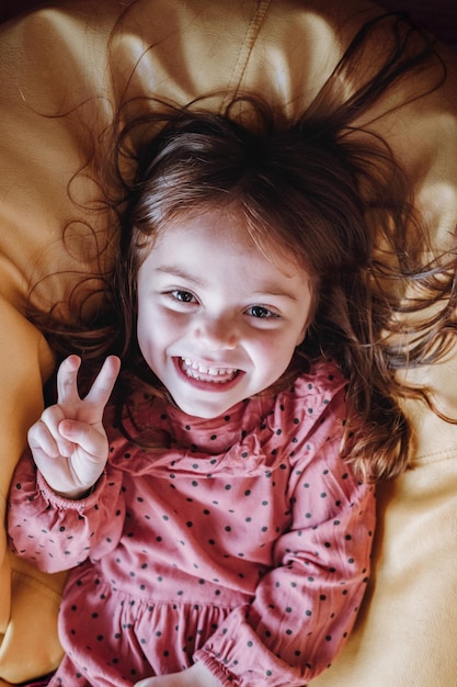 Tout-petit RedHaired souriant s'amusant à la maison