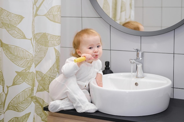 Un tout-petit se brosse les dents montrant son indépendance en apprenant de nouvelles compétences Hygiène personnelle et dentaire