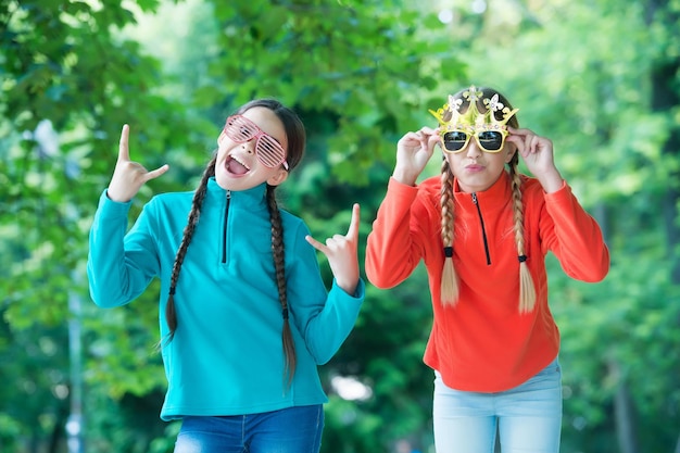 Tout le plaisir du bal de l'école primaire Look cool des filles du bal Les enfants heureux portent des lunettes fantaisie Accessoires de mode Soirée de bal Concours de beauté Big boss Vacances d'été Détendez-vous, ça va être facile