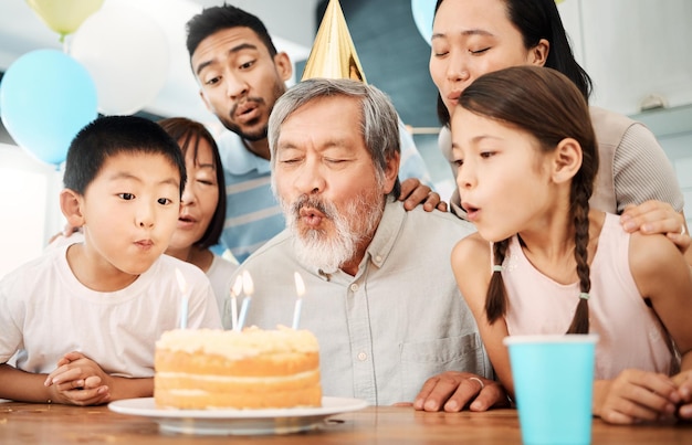 Tout ce que je sais, j'ai appris après avoir eu 30 ans Photo d'une famille heureuse célébrant un anniversaire à la maison