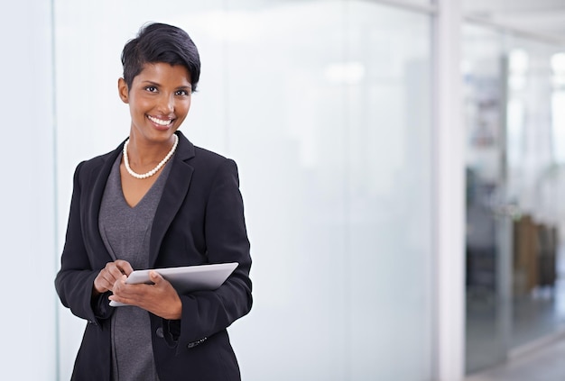 Tout sur simple pression d'un bouton Photo d'une jolie jeune femme d'affaires dans son bureau