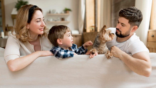 Toute la famille avec un chien passe du temps ensemble