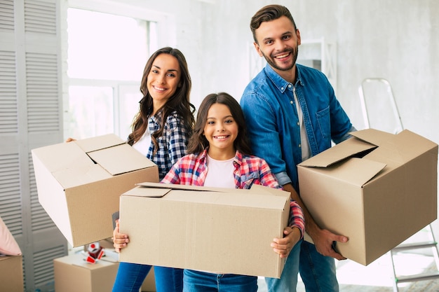 Toute la famille a hâte de décorer et de meubler sa nouvelle maison avec les objets contenus dans les cartons qu'elle s'apprête à déballer