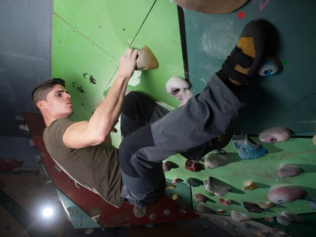 Photo toute la longueur d'amis debout contre le mur